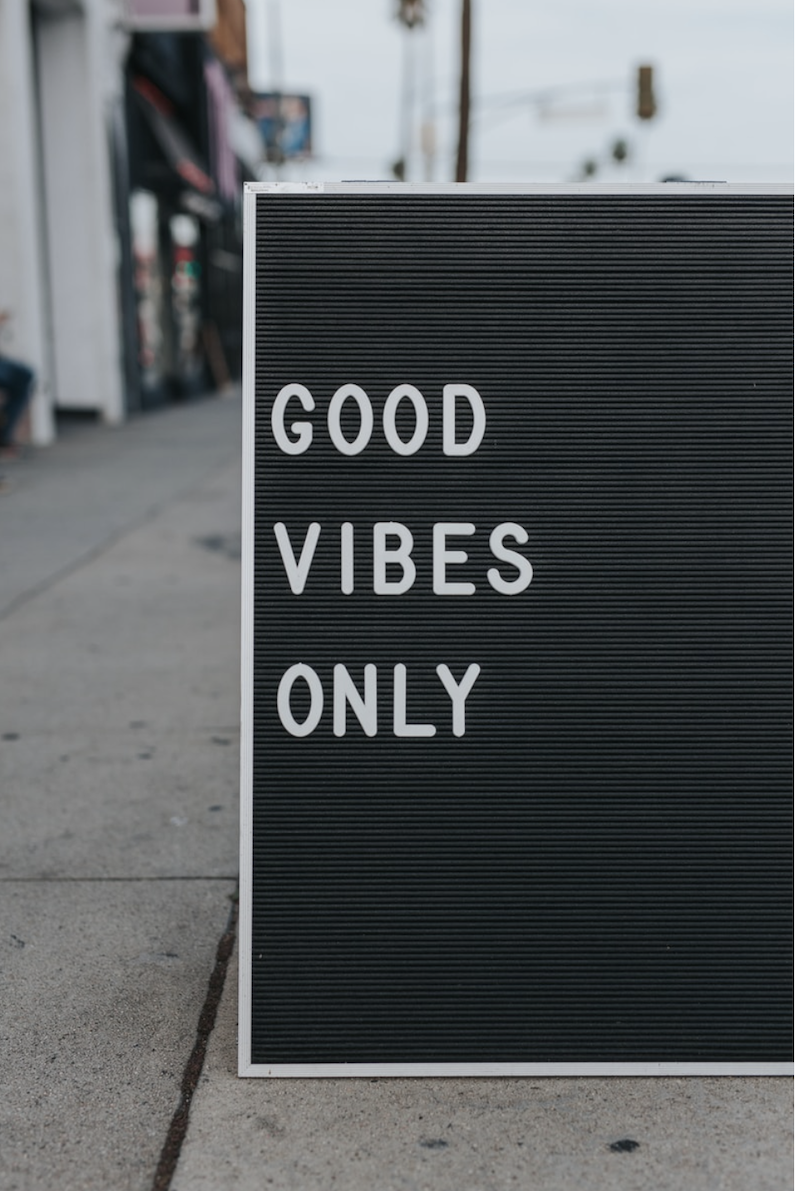 Good vibes only text